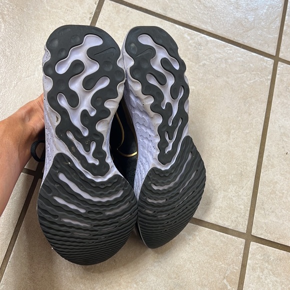 Nike women’s 8.5 react flyknit black tennis shoe - Picture 4 of 9